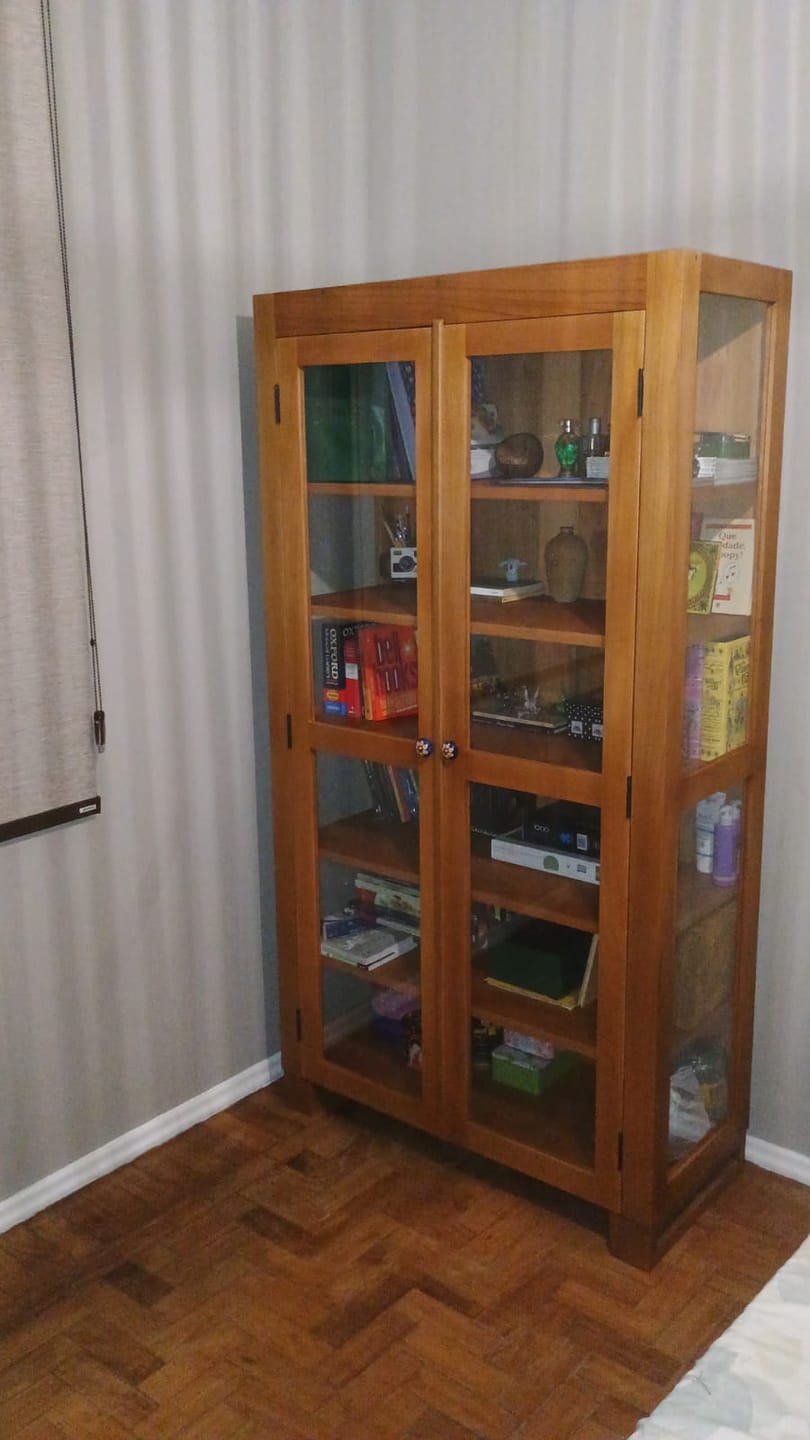 Customer photo review of Armário Cristaleira De Madeira Maciça Demolição Com Pés Retos Vazados