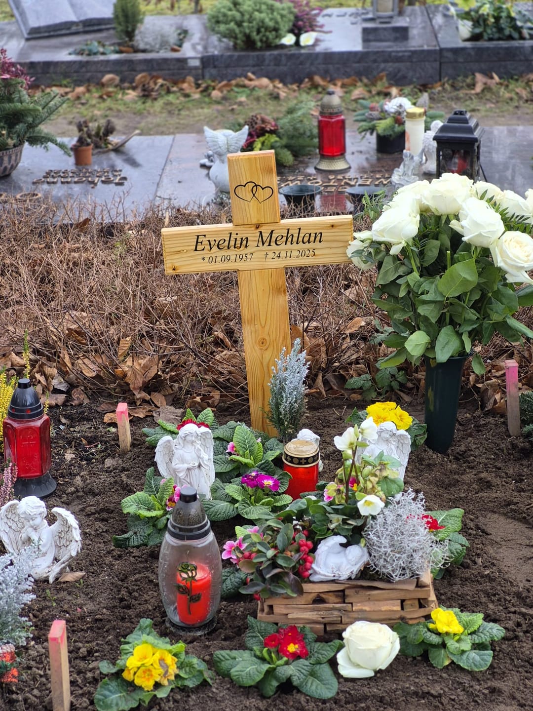 Customer photo review of Grabkreuz aus Holz mit Namen (eckig)