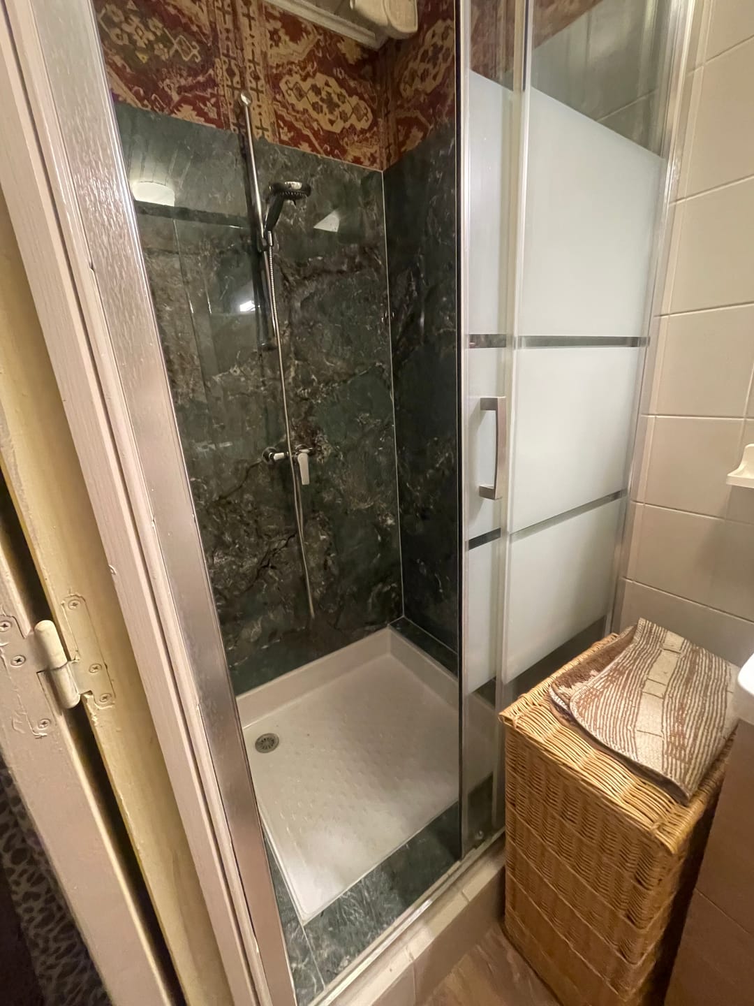 Customer photo review of Panneau Mural PVC Effet Marbre Arizona Vert - Salle De Bain 260 x 120 CM