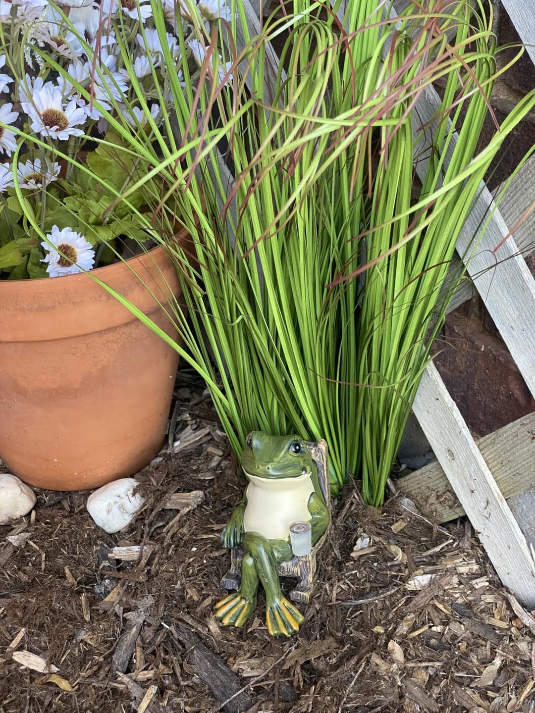 Customer photo review of Solar Mini Frosch Gartenfigur – Leuchtende Outdoor Deko