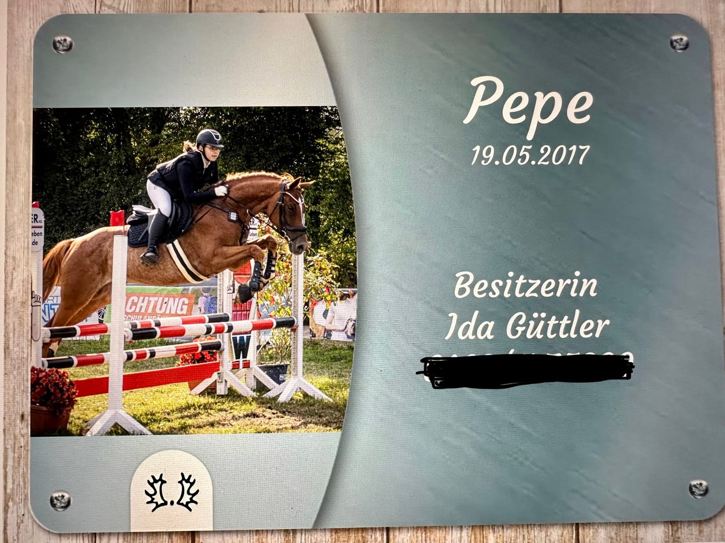 Customer photo review of Pferde Boxenschild mit Foto & Wunschtext (UV- und wetterfest)