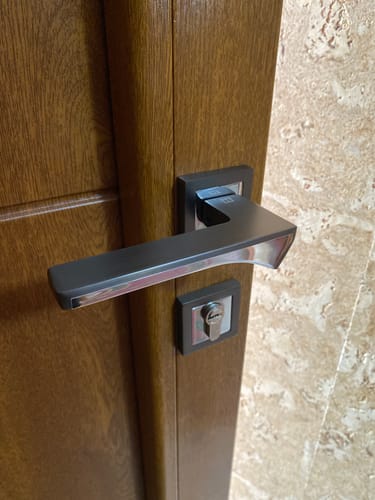 Customer photo review of Manilla modelo Esus '748' de zamak con grafito bicolor y Roseta Cuadrada para puertas