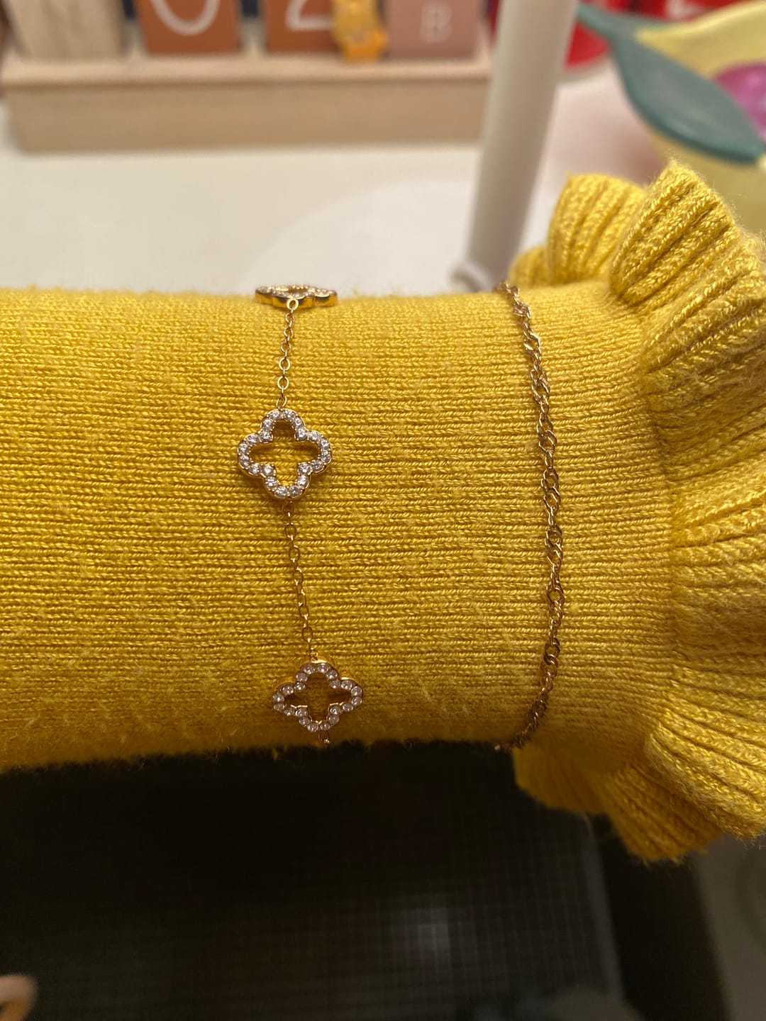 Customer photo review of Spring Lucky Leaf Armband 14K Vergoldet