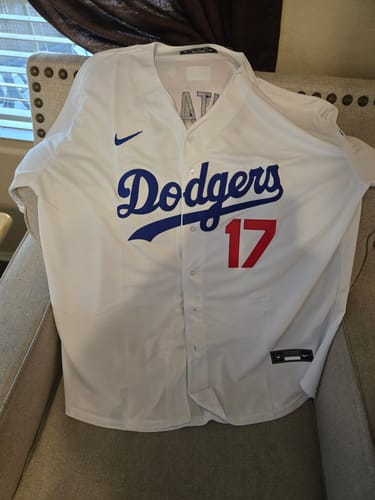 Customer photo review of Men's Los Angeles Dodgers Shohei Ohtani #17 White Replica Player Jersey1