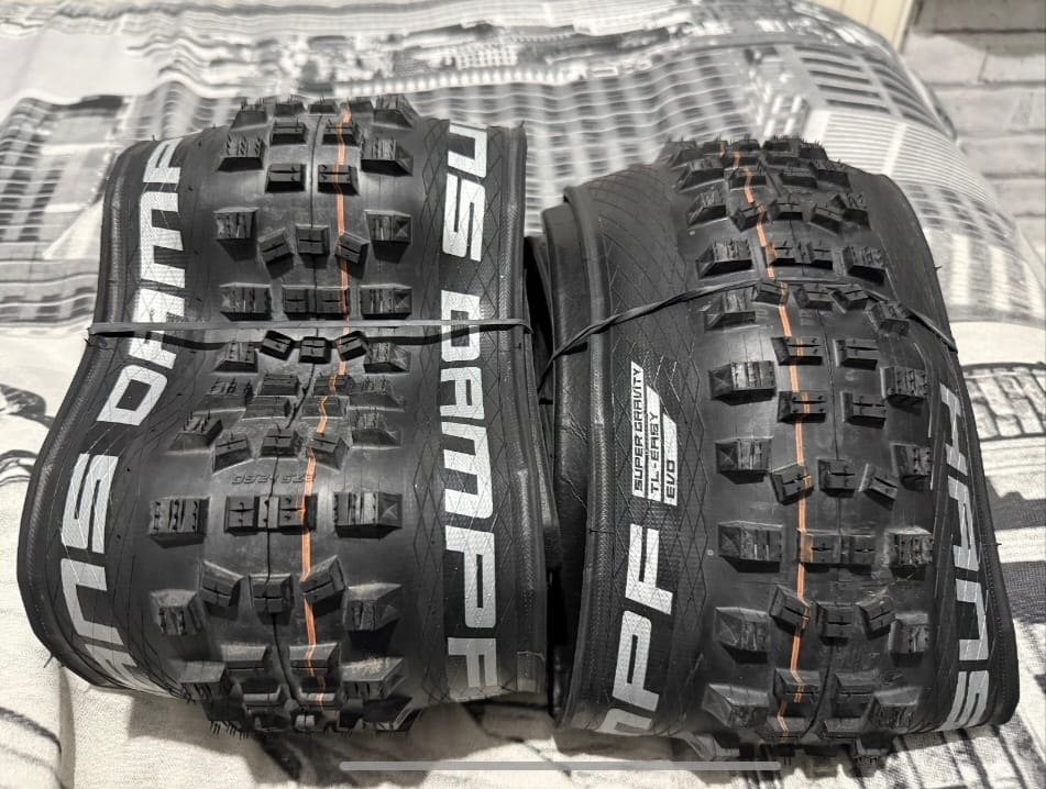 Customer photo review of Schwalbe Hans Dampf 27.5 x 2.6 TLE Evo Super Gravity - Addix Soft Tyre