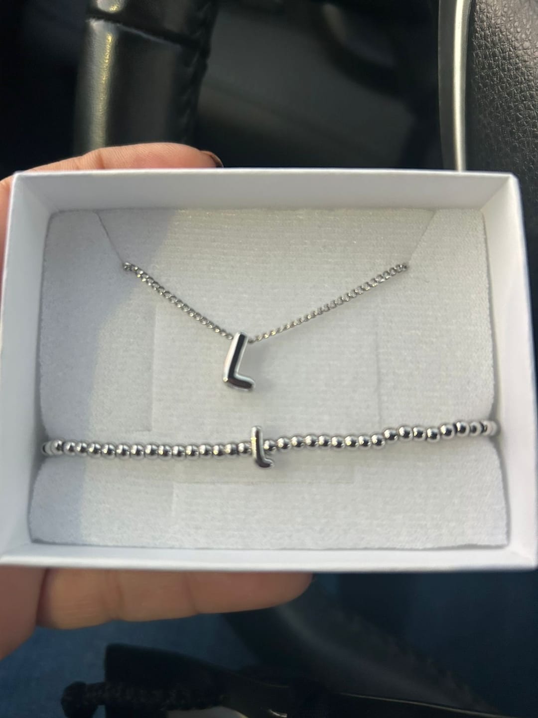 Customer photo review of Collar Plateado Mini Inicial Bubble