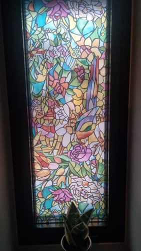 Kundens Tulia vindusfolie montert på et smalt vindu, som viser det fargerike blyglass-designet.