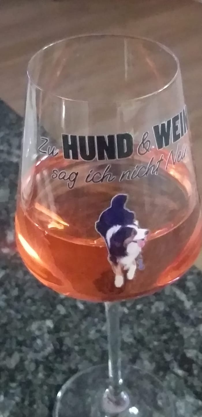 Customer photo review of Personalisiertes Weinglas - Zu Hund und Wein sag ich nicht nein