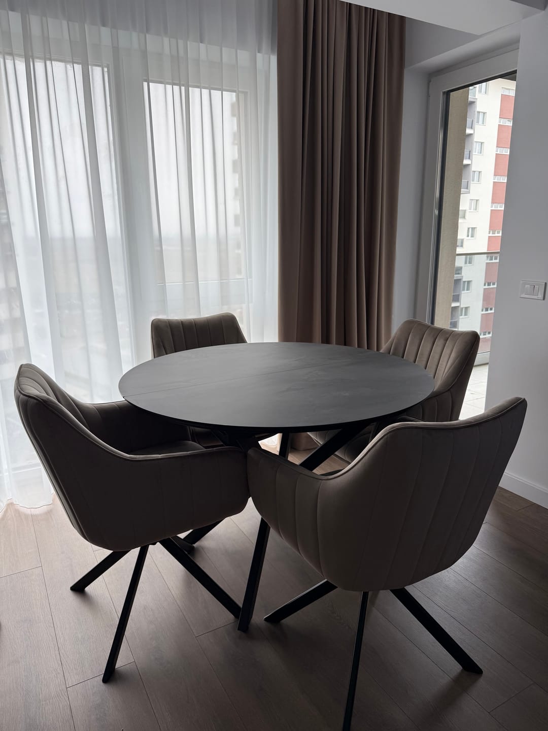 Customer photo review of Scaun rotativ AZALIA, bej inchis/negru, stofa catifelata/metal, 61x44x86 cm