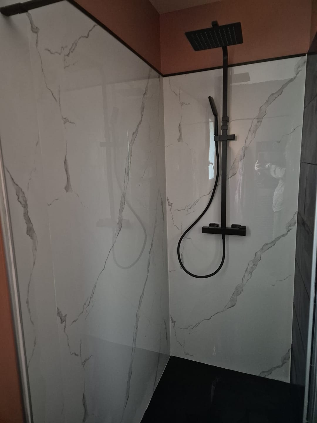 Customer photo review of Panneau PVC Effet Marbre Blanc – Étanche Salle de Bain / Douche