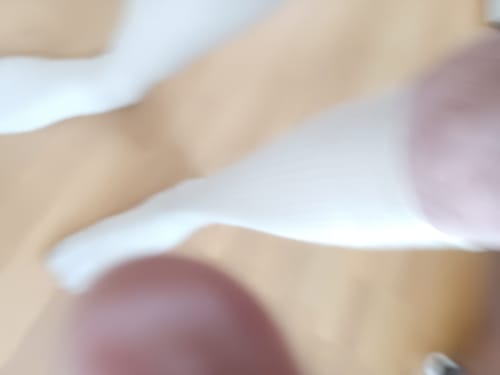 Närbild: Kundens suddiga bild som visar Diasocks stödstrumpor på.