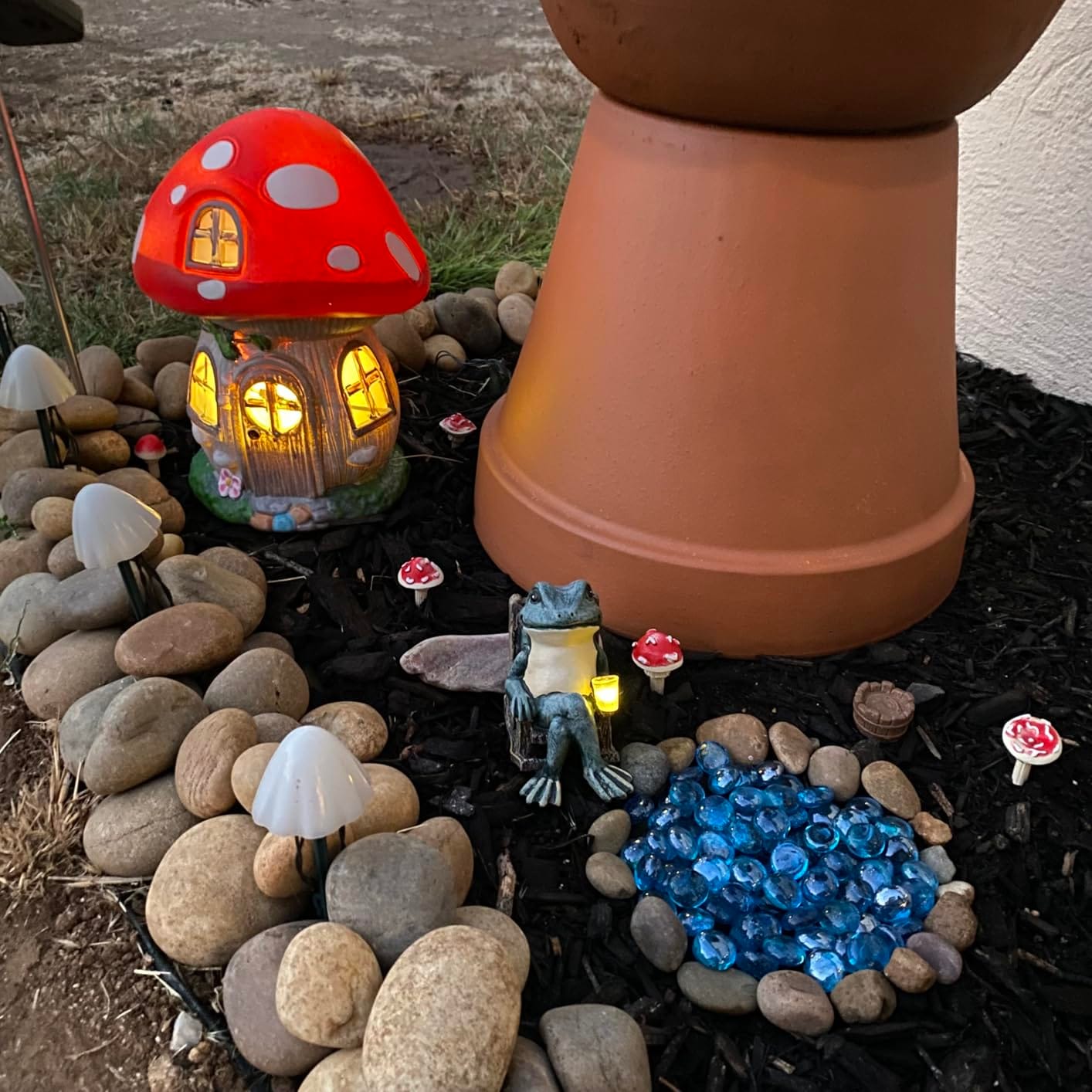 Customer photo review of Solar Mini Frosch Gartenfigur – Leuchtende Outdoor Deko