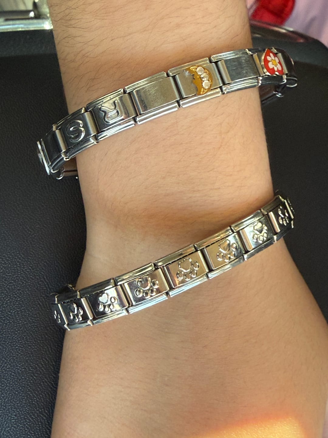 Customer photo review of Charm Inicial Plateada
