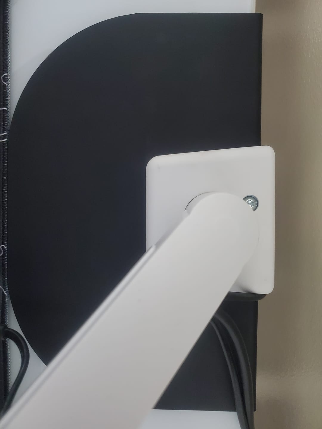 Customer photo review of Plaque de renforcement (pour bureau en verre ou avec planche fragile)