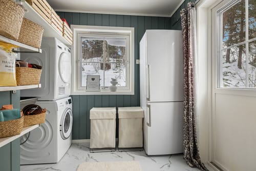 Kundens vaskerom med nylagte selvklebende gulvfliser i hvit marmor.