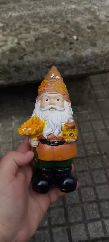 Customer photo review of Lustiger Imker-Gartenzwerg mit Sonnenblume – Deko Figur