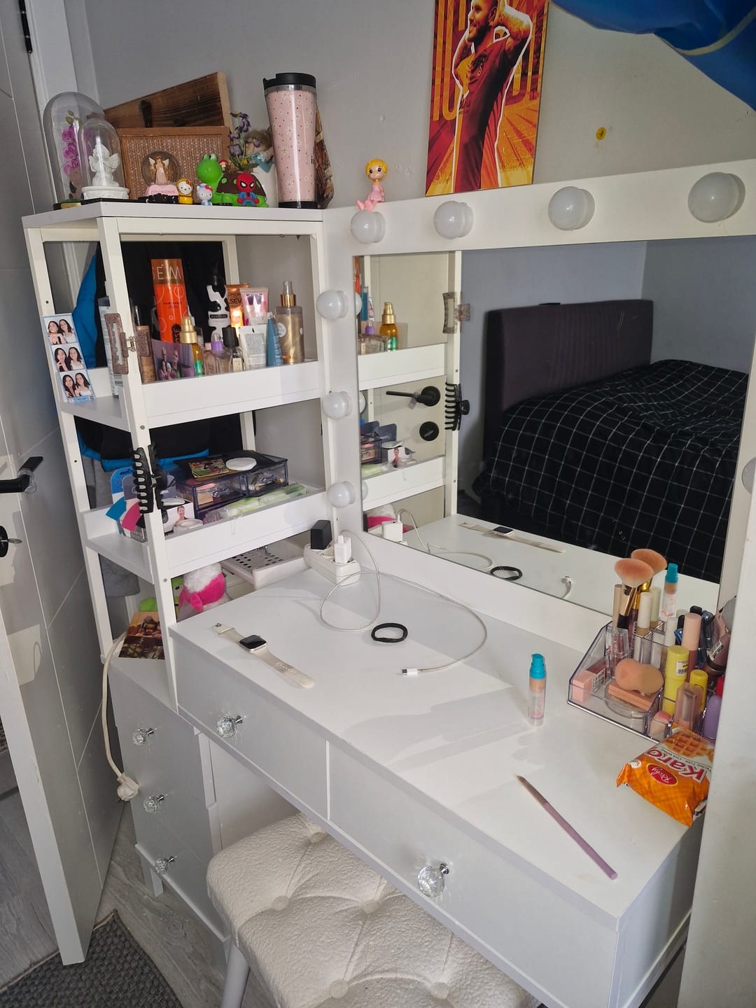 Customer photo review of Rani BJ155 Makyaj Masası 5 Çekmeceli Raflı Işıklı Aynalı Takı Düzenleyici Puf Takım Beyaz