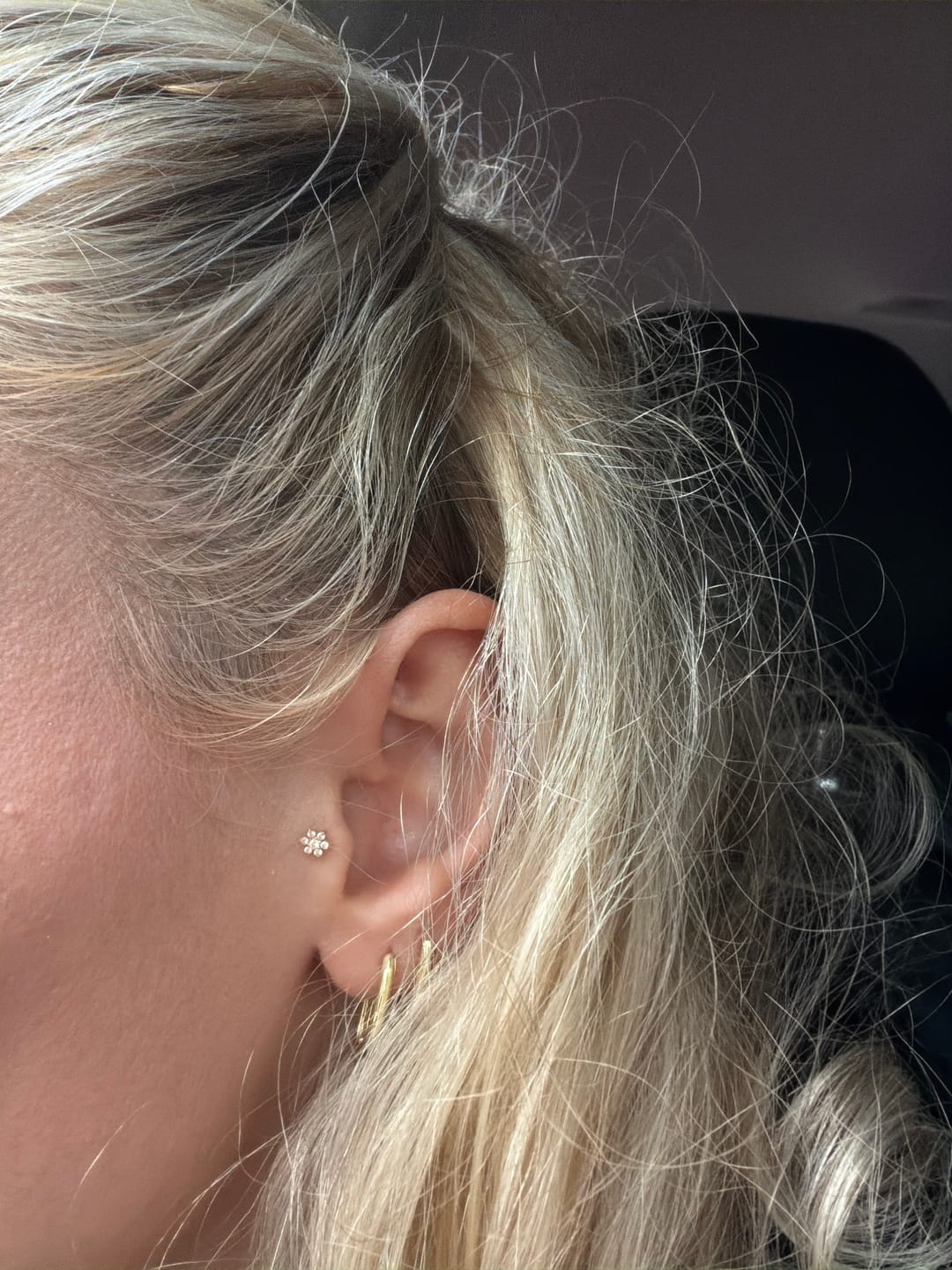 Customer photo review of Gusto Taşlı Altın Tragus Çiçek Piercing
