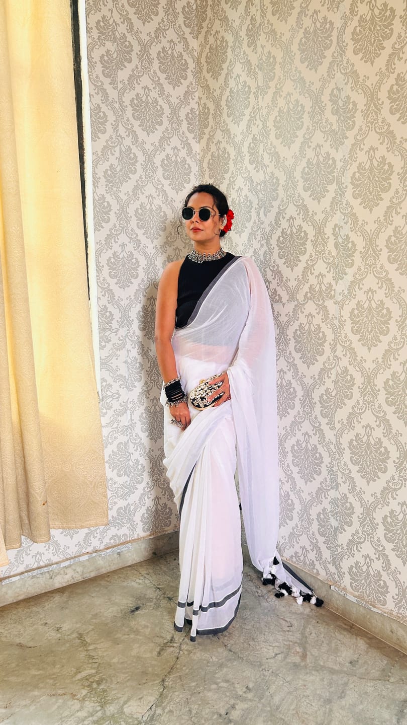 Customer photo review of White And Black Mulmul Cotton Saree
