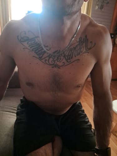 Un cliente muestra su Cadena Miami Cuban de 5mm sobre su pecho tatuado.