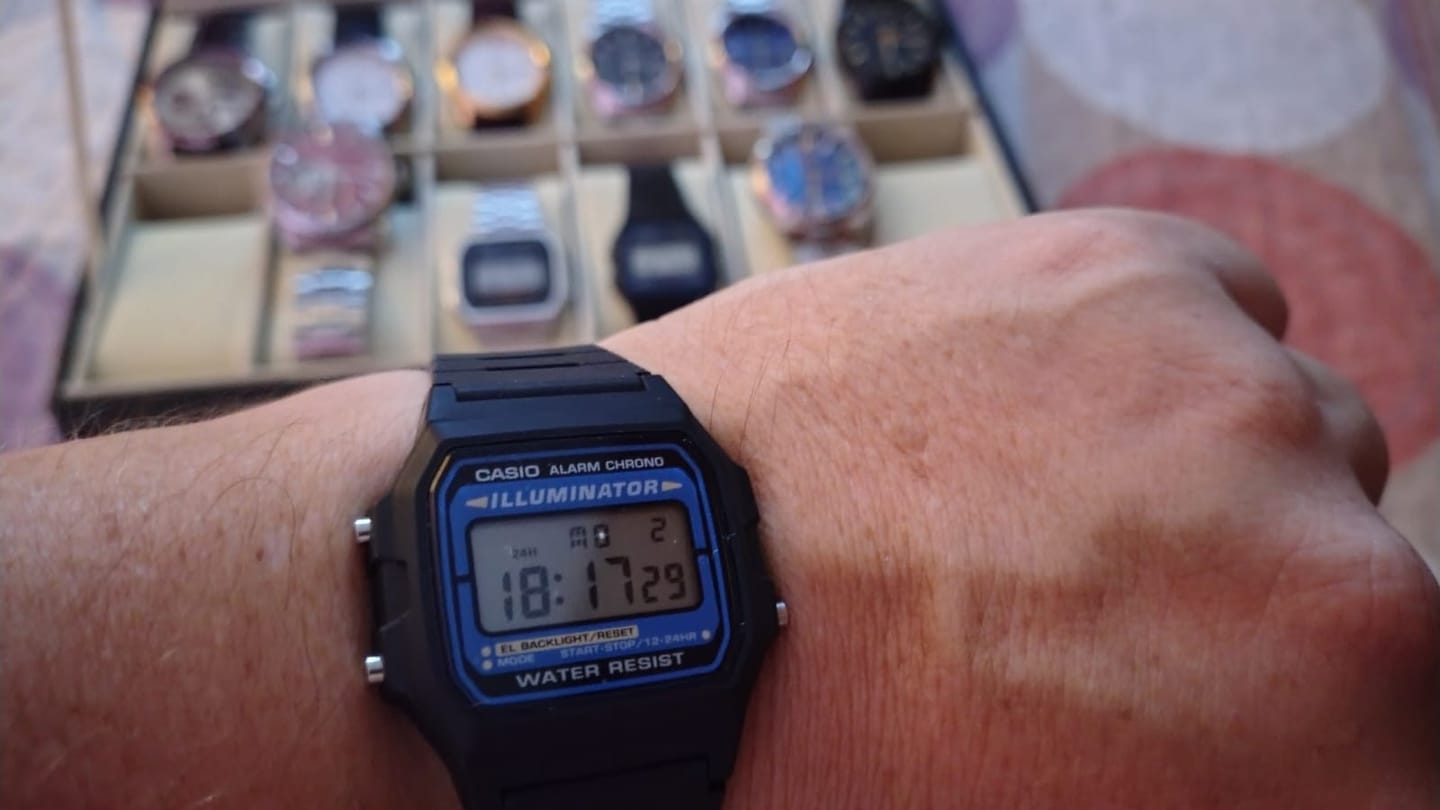 Customer photo review of Reloj Casio Vintage F-105W-1ADF Azul/Negro Illuminator NOS