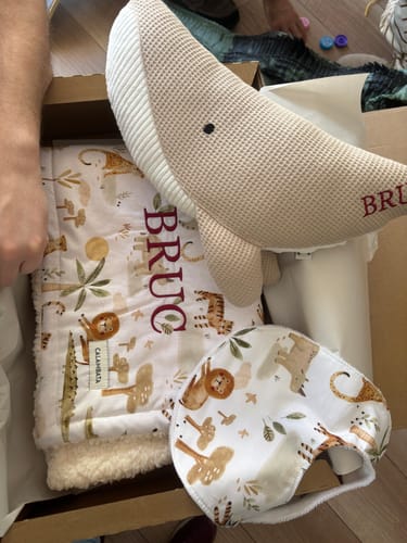 Customer photo review of Pack invierno estampado: Peluche Susi personalizado + Manta personalizada + Babero + Chupetero