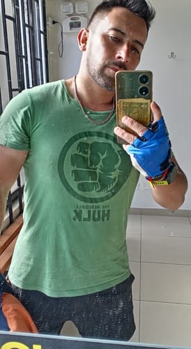 Cliente en una foto de espejo, luciendo su Cadena Cuban Link plateada de 8mm.