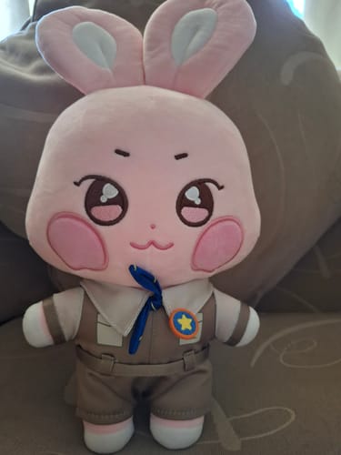 Reviewer's pink Ddeongbyeoli Aniteez bunny plush from their Ateez K-POP RANDOM BOX.