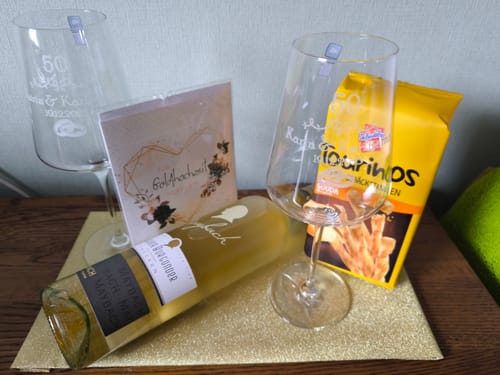Kunde zeigt die gravierten Leonardo Weingläser als Teil eines schönen Geschenksets zur Goldenen Hochzeit.