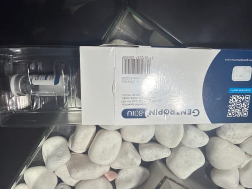 Cliente muestra el empaque y el vial del producto Gentroprin 80 IU.