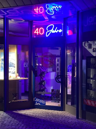 Customer photo review of Custom Neon: 40 Jahre