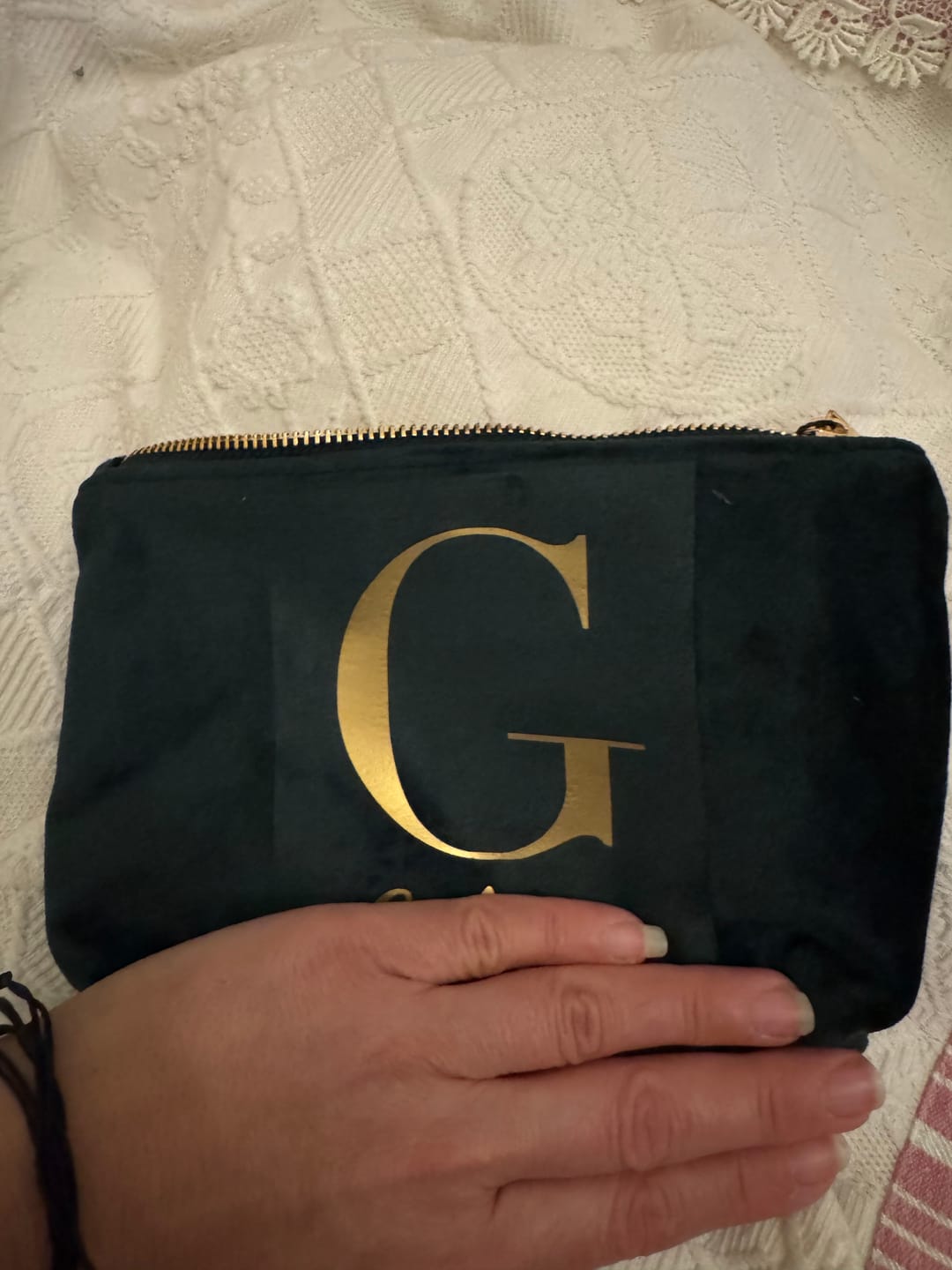 Customer photo review of Meine Initiale - Personalisierte Samt Kosmetiktasche für MakeUp und Kosmetika mit Namen und Initiale