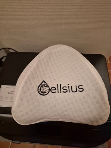 Photo d'un client montrant le coussin orthopédique blanc Cellsius avec sa housse texturée.