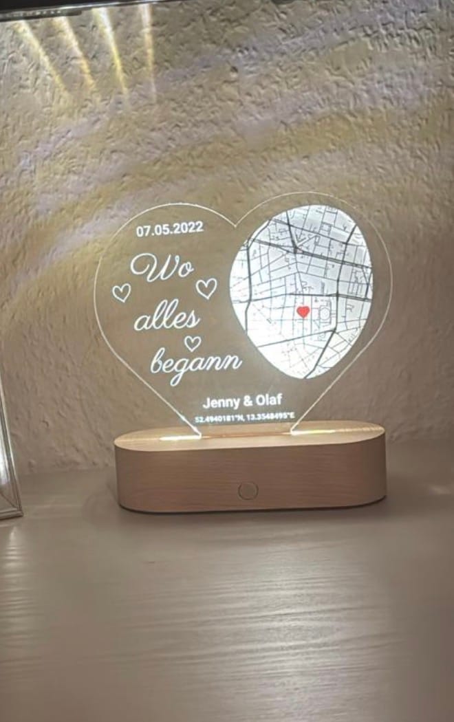 Customer photo review of Wo alles begann - Personalisiertes Herz-Nachtlicht mit LED-Holzfuß (16x15)