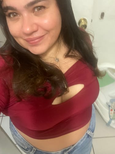 A close-up of a reviewer smiling while wearing the Marble Hazel Brown Colored Contact Lenses.