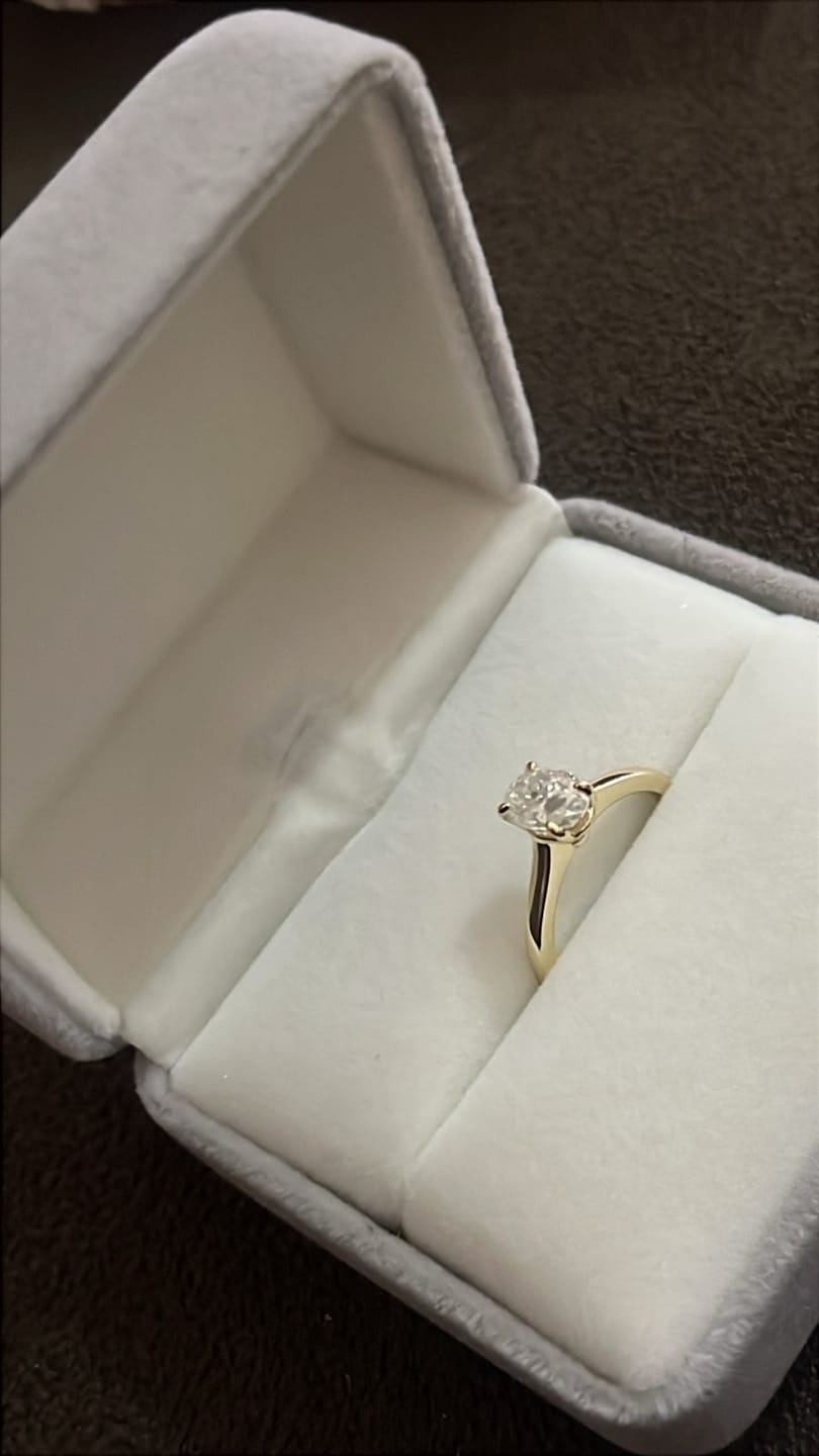 Customer photo review of Anel Solitário Moissanite Oval 1ct