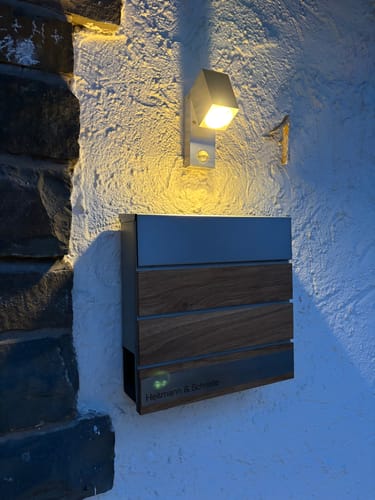 Customer photo review of AlbersDesign Briefkasten B5 (in Edelstahl) mit Eichen-Massivholzelementen - personalisiert mit Edelstahl-Schild