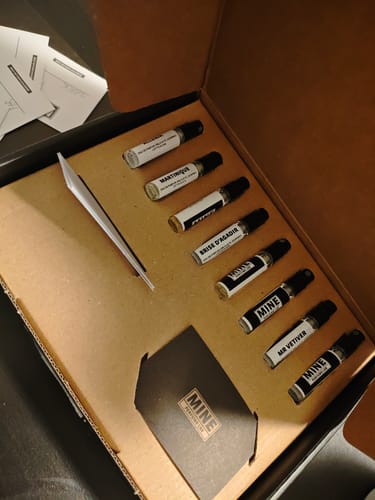 Recensore mostra il Set campioni fresche e pungenti aperto, con le 8 fiale di profumo disposte nella scatola.