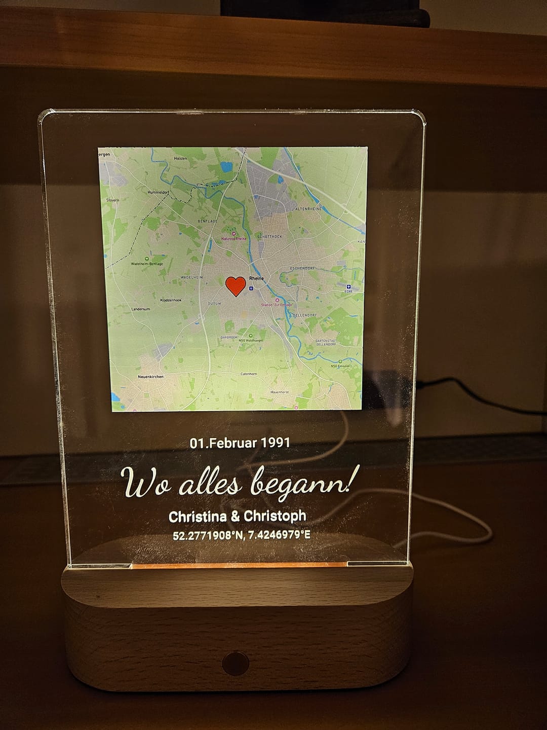 Customer photo review of Wo alles begann - Personalisiertes Nachtlicht mit LED-Holzfuß (14x20)
