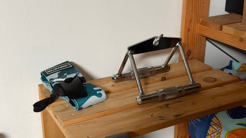 Rezensent zeigt den soliden Parallel-Griff auf einem Holzregal.