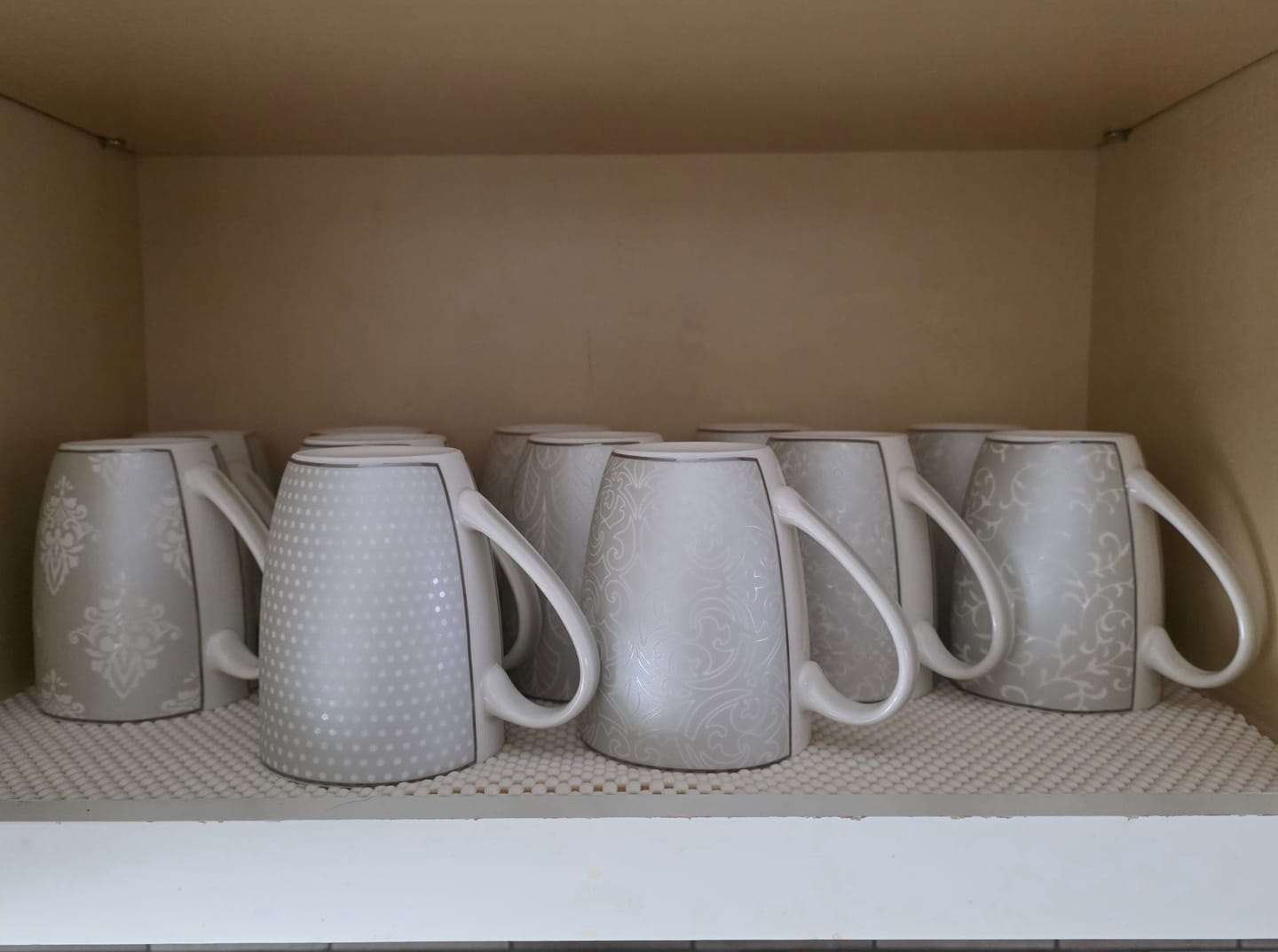 Customer photo review of Aynsley Silver Brocade 6 Mugs in Hat Box