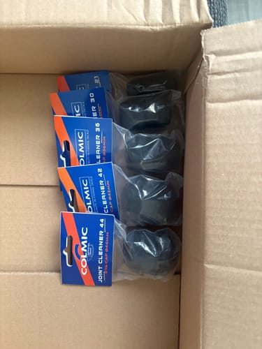 Recensent toont een geopende doos met daarin verschillende Colmic Joint Cleaners in de verpakking.