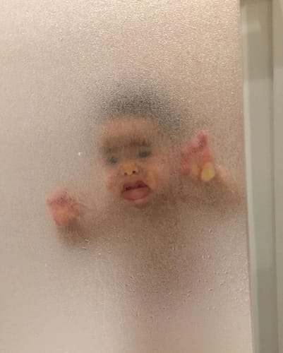 レビュアーによる投稿画像。すりガラス越しにぼやけて見える顔。