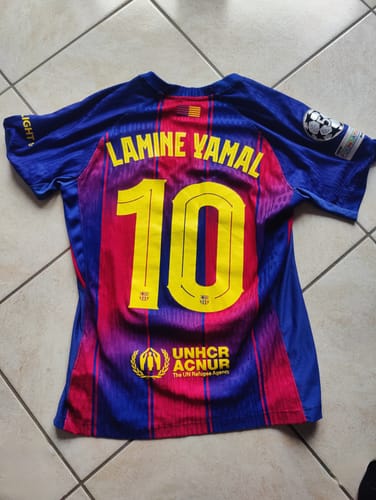Il cliente mostra il retro della maglia del Barcellona di Lamine Yamal con il numero 10 in giallo.