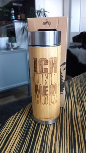 Kundenrezension: Die „Ich Und Mein Holz“ Thermoskanne aus Bambus steht auf einem Tisch vor der Verpackung.