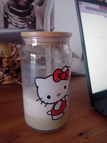 Reseñadora disfruta de su té matcha premium en un vaso de cristal de Hello Kitty con tapa de madera.