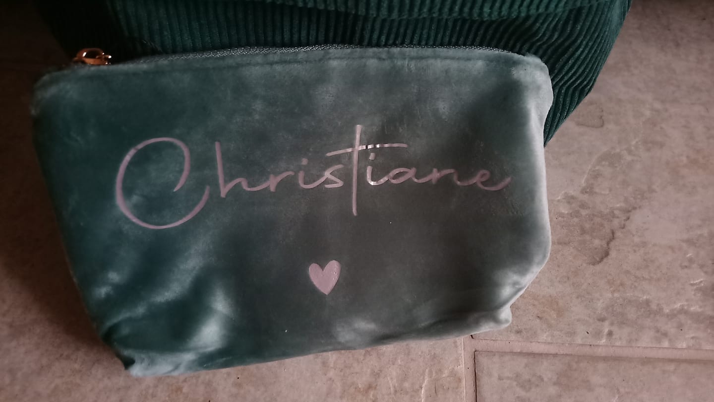 Customer photo review of Meine Kosmetiktasche - Personalisierte Samt Kosmetiktasche für MakeUp und Kosmetika mit Namen