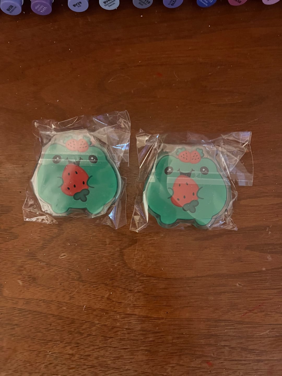 Customer photo review of Acrylic Page Clip with Glitter Overlay, Freddy the Frog by Wook Books