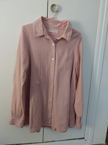 Photo d'un client de la Chemise Caroline en coton armuré rose poudré sur un cintre.