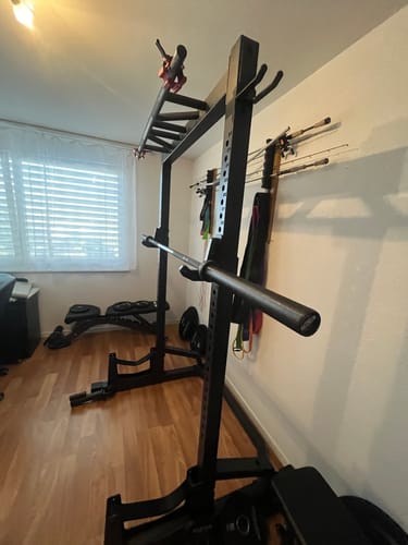 Das R7 Half Rack eines Rezensenten, aufgebaut in einem Heim-Fitnessstudio.